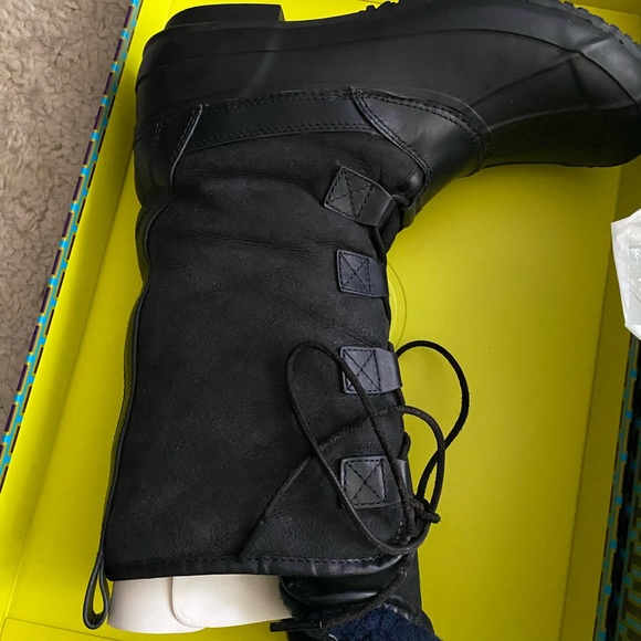 Tory Burch boots slight wear on bottom heal tread size 11 - Picture 5 of 6